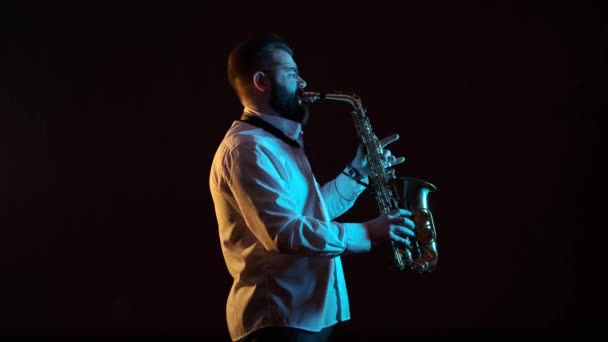 Músico Guapo Toca Saxofón Fondo Negro Aislado Solo — Vídeo de stock