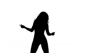 Beyaz arka planda siyah bir siluet, enerjik dans salonu, sokak dansı, Latin dansı, orta boy uzun çekim yapan güzel bir kız. 