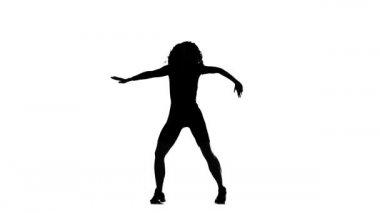 Beyaz arka planda siyah bir siluet, enerjik bir şekilde dans eden genç bir kadın, sokak dansı, twerk