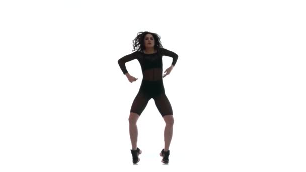 Молода Красива Дівчина Чорному Прозорому Щільному Костюмі Енергійно Танцює Танцювальний — стокове відео