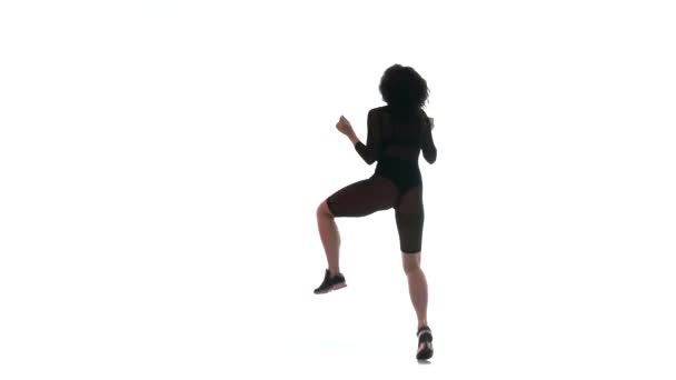 Νεαρή Όμορφη Κοπέλα Ένα Μαύρο Διαφανές Σφιχτό Κοστούμι Ενεργειακά Χορό — Αρχείο Βίντεο