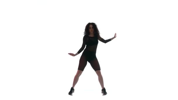 Νεαρή Όμορφη Κοπέλα Ένα Μαύρο Διαφανές Σφιχτό Κοστούμι Ενεργειακά Χορό — Αρχείο Βίντεο