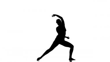 Beyaz arka planda siyah bir siluet, genç ve güzel bir kız dansçı, modern bale dansı, ağır çekim