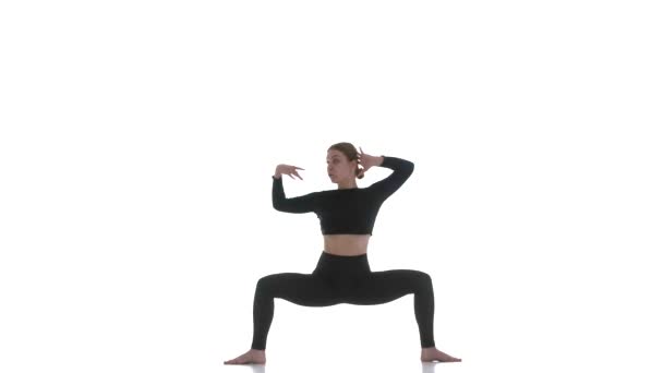 Junge Schöne Tänzerin Schwarzem Kurzen Top Und Schwarzen Leggings Tanzt — Stockvideo