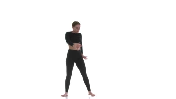 Молода Красива Жінка Танцює Чорних Коротких Верхніх Чорних Легінсах Танцює — стокове відео