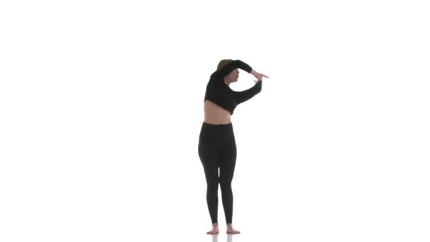 ブラック ショート トップとブラック レギンスの若い美しい女性ダンサーがコンテンポラリーダンス モダン バレエ ダンス 孤立した スローモーション — ストック動画