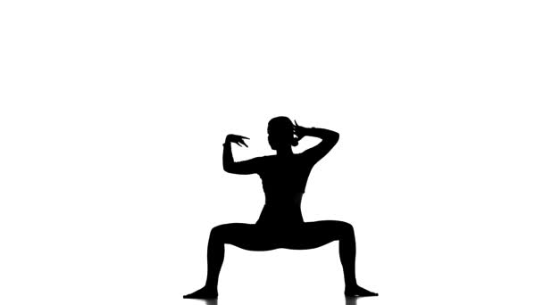 白を基調とした黒のシルエット若い美しい少女ダンサーコンテンポラリーダンス現代バレエダンススローモーション — ストック動画