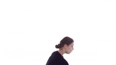 Siyah kısa tişörtlü, siyah taytlı, orta boylu, güzel bir kız dansçı. Duygusal olarak çağdaş dans ediyor. Modern bale dansı.