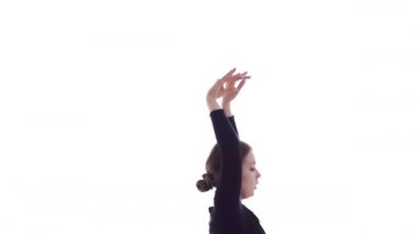 Siyah kısa tişörtlü, siyah taytlı, orta boylu, güzel bir kız dansçı. Duygusal olarak çağdaş dans ediyor. Modern bale dansı.