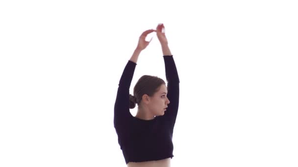 穿着黑色短裙和黑色腿的年轻漂亮女舞蹈家的中长镜头在现代情调起舞 现代芭蕾舞 孤立无援 — 图库视频影像