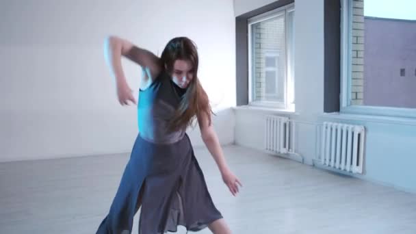 Joven Hermosa Mujer Vestido Con Pelo Largo Emocionalmente Bailando Danza — Vídeo de stock