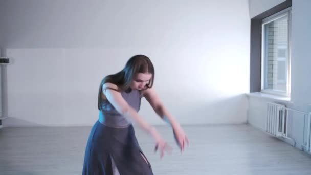 Mladá Krásná Žena Šatech Dlouhými Vlasy Emocionálně Tančit Moderní Moderní — Stock video