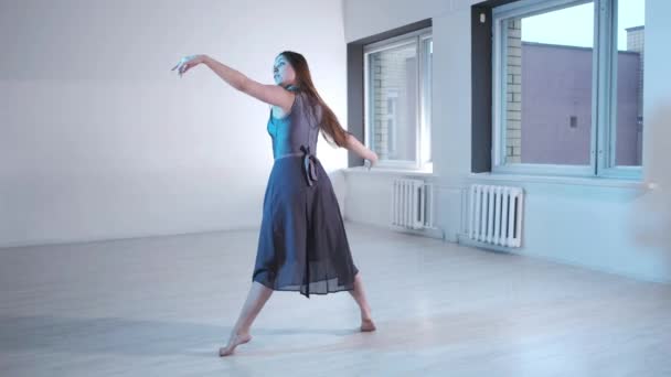 Jovem Bela Mulher Vestido Com Cabelos Longos Emocionalmente Dança Contemporânea — Vídeo de Stock