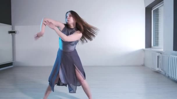 Joven Hermosa Mujer Vestido Con Pelo Largo Emocionalmente Bailando Danza — Vídeos de Stock