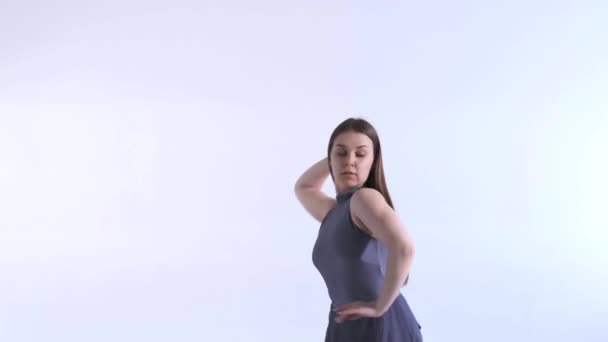 Joven Hermosa Bailarina Vestido Con Pelo Largo Bailando Danza Contemporánea — Vídeos de Stock