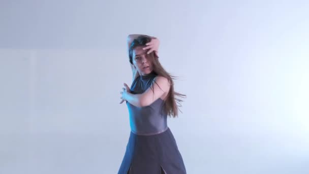 Νεαρή Όμορφη Κοπέλα Χορεύτρια Ένα Φόρεμα Μακριά Μαλλιά Χορεύουν Σύγχρονο — Αρχείο Βίντεο