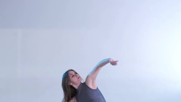 Joven Hermosa Bailarina Vestido Con Pelo Largo Bailando Danza Contemporánea — Vídeo de stock