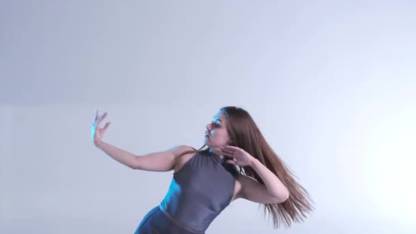 Νεαρή Όμορφη Κοπέλα Χορεύτρια Ένα Φόρεμα Μακριά Μαλλιά Χορεύουν Σύγχρονο — Αρχείο Βίντεο