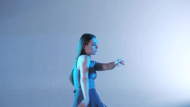현대적 머리를 춤추는 아름다운 스튜디오 안에서 색다른 백라이트 고립되고 길이의 — 비디오