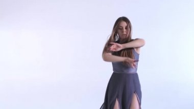 Uzun saçlı, uzun saçlı, modern bale dansı, yavaş çekim, izole edilmiş genç ve güzel bir kadın dansçının orta boy uzun pozu.
