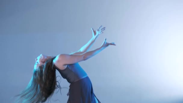현대적 머리를 춤추는 아름다운 스튜디오 안에서 색다른 백라이트 고립되고 길이의 — 비디오