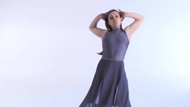 Mediano Largo Tiro Joven Hermosa Bailarina Vestido Con Pelo Largo — Vídeos de Stock