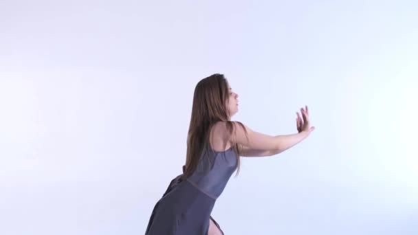 Mediano Largo Tiro Joven Hermosa Bailarina Vestido Con Pelo Largo — Vídeo de stock