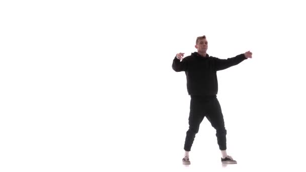 Ung Stilig Man Svart Träningsoverall Energiskt Dansande Hip Hop Freestyle — Stockvideo
