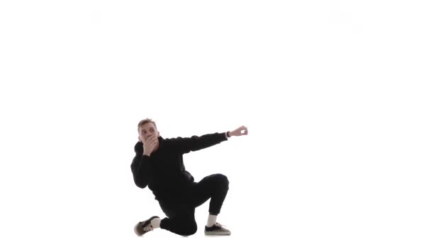 Ung Stilig Man Svart Träningsoverall Energiskt Dansande Hip Hop Freestyle — Stockvideo