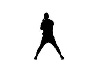 Beyaz arka planda siyah siluet, enerjik genç adam güçlü bir şekilde hip hop, freestyle, sokak dansı yapıyor, karmaşık hareketler sergiliyor.