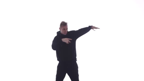Plan Moyen Long Jeune Bel Homme Survêtement Noir Dansant Vigoureusement — Video