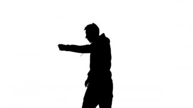 Orta boy yakışıklı bir adamın hip hop, serbest stil, sokak dansı, beyaz arka planda siyah bir siluet dans etmesi.