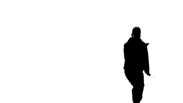 中长镜头年轻英俊男子跳嘻哈 自由泳 白色背景的黑色轮廓 — 图库视频影像