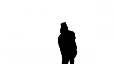 Beyaz arka planda siyah siluet, genç enerjik bir adam hip hop, serbest stil, sokak dansı yapıyor. Orta uzunlukta.