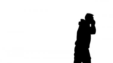 Beyaz arka planda siyah siluet, genç enerjik bir adam hip hop, serbest stil, sokak dansı yapıyor. Orta uzunlukta.