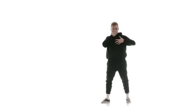 Siyah eşofmanlı genç adam güçlü bir şekilde hip hop, serbest stil, sokak dansı yapıyor. Karmaşık hareketler yapıyor.