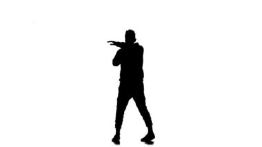 Beyaz arka planda siyah siluet, genç enerjik adam hip hop, serbest stil, sokak dansı, ağır çekim