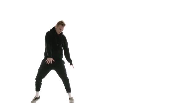 ブラックトラックスーツの若いハンサムな男が精力的にヒップホップ フリースタイル ストリートダンスを踊り 複雑な動き 孤立した 遅い動きを実行します — ストック動画