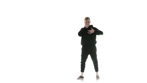 Молодий Красивий Хлопець Чорному Костюмі Енергійно Танцює Хіп Хоп Вільний — стокове відео