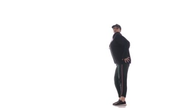 Eşofmanlı, beysbol şapkalı hiphop dansı yapan, modern sokak dansı yapan, izole edilmiş genç ve güzel bir kız dansçı.