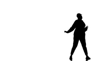 Beyaz arka planda siyah siluet eşofman ve beysbol şapkalı genç kız dansçı hip hop, çağdaş sokak dansı
