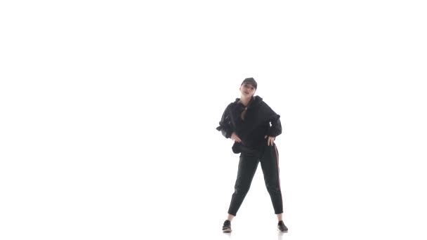 Молода Красива Дівчина Танцює Трек Костюмі Бейсбольній Кепці Танцює Хіп — стокове відео