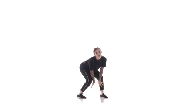 Молода Красива Жінка Танцює Чорних Легінсах Чорна Футболка Танцює Хіп — стокове відео
