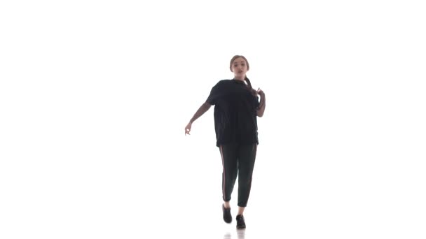 穿着黑色腿和黑色T恤衫跳舞嘻哈的年轻漂亮的女舞蹈家 当代的 现代的街舞 与世隔绝 — 图库视频影像