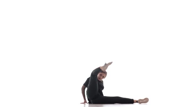 jeune belle femme danseuse en leggings noirs et un t-shirt noir dansant hiphop, contemporain, danse de rue moderne, isolé 