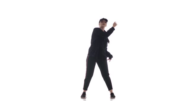 穿着运动服 头戴棒球帽跳舞的年轻漂亮的女舞蹈家 跳现代街舞 与世隔绝 — 图库视频影像