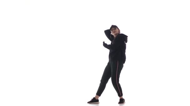 トラックスーツと野球帽ダンスの若い美しい少女ダンサーヒップホップ 現代的 現代的なストリートダンス — ストック動画