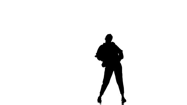 白を基調とした黒のシルエット トラックスーツ姿の若い美少女ダンサーと野球帽ダンスヒップホップ 現代的 現代的なストリートダンス — ストック動画
