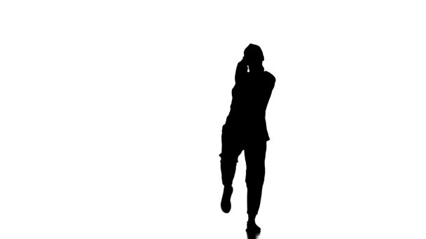 Чорний Силует Білому Тлі Молода Красива Дівчина Танцює Треккостюмі Бейсбольній — стокове відео