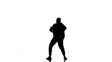 Beyaz arka planda siyah bir siluet eşofman ve beysbol şapkalı genç bir kız dansçı hip hop, çağdaş, modern sokak dansı, yavaş çekim